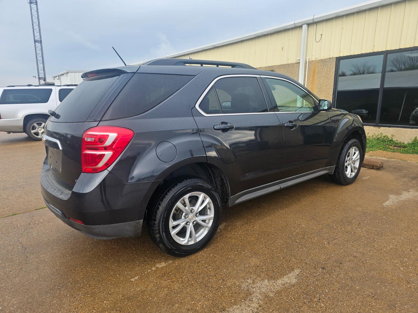 2017 GRAY Chevrolet Equinox LT 2WD (2GNALCEK2H6) with an 2.4L L4 DOHC 16V FFV engine, 6A transmission, located at 533 S Seven Points BLVD, Seven Points, TX, 75143, (430) 255-4030, 32.313999, -96.209351 - Photo#2